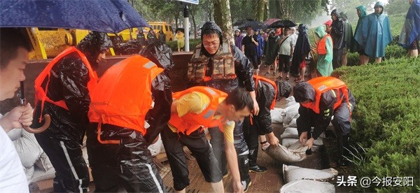 安陽益和熱力集團30人搶險隊逆流而上，奮戰(zhàn)在抗洪一線